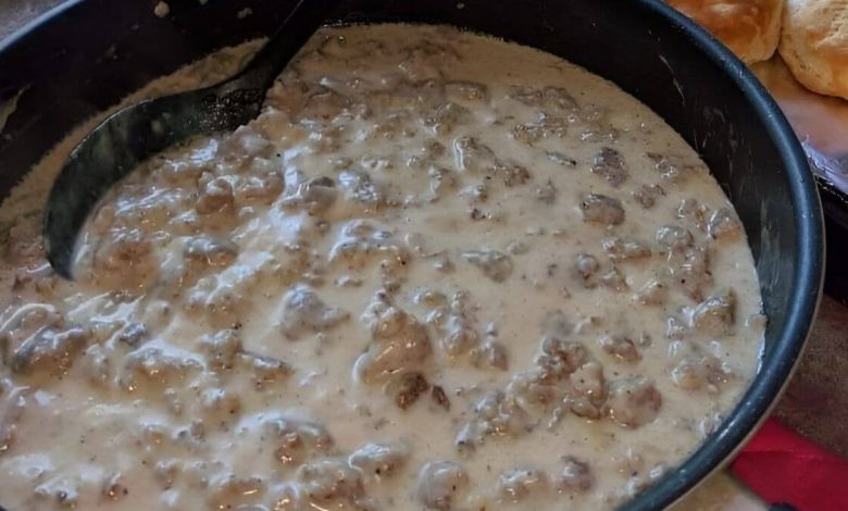 Pioneer Woman Sausage Gravy - Easy & Creamy Recipe
